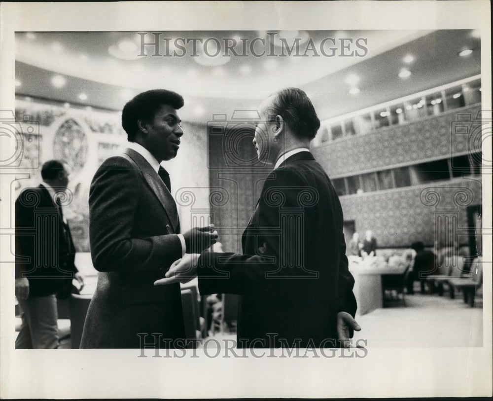 1976, Amb from Angola ,Elisio de Figueiredo & Vietnam 's Dinh Ba Thi - Historic Images