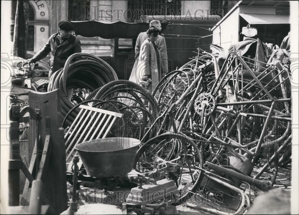 1954 Junk Fair Opens In Paris - Historic Images
