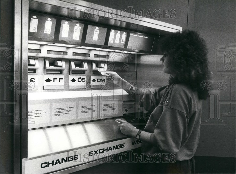 1985, first automated currency exchange machine in Zurich - KSB44161 - Historic Images