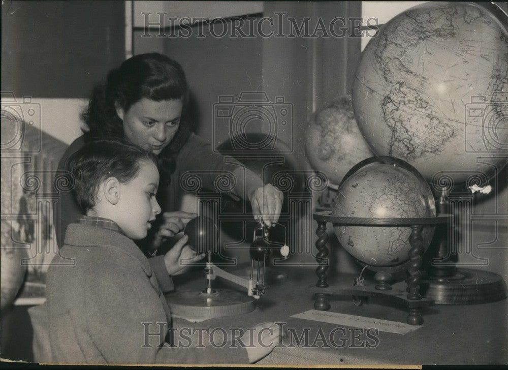 1953 Exhibition of modern teaching opens  in Paris - Historic Images