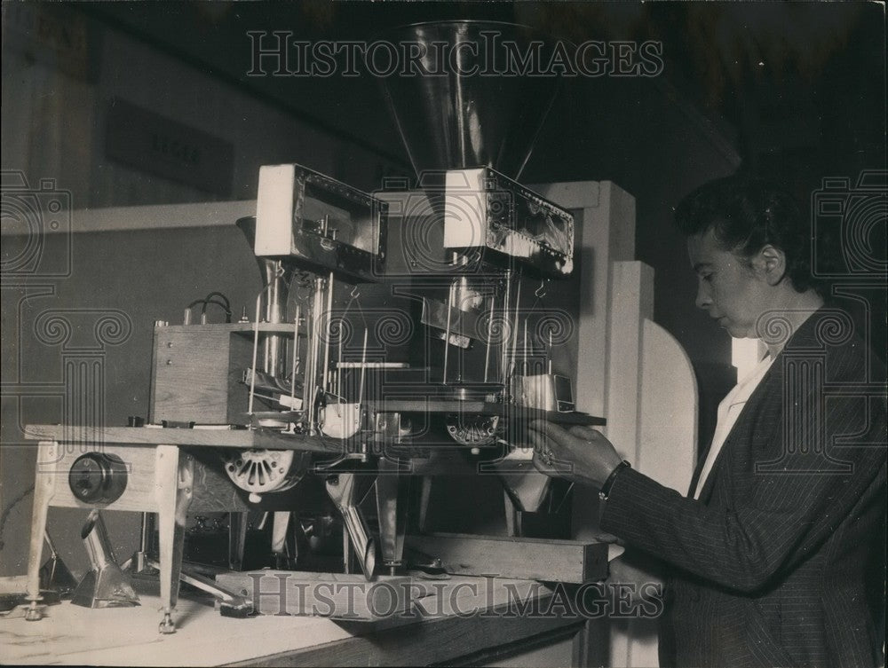 1951 Press Photo A Machine for making up small packages on exhibit - KSB44265-Historic Images