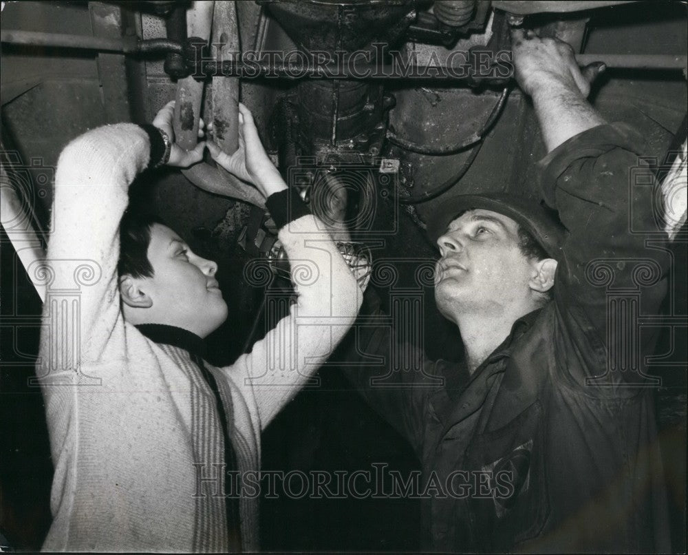 Press Photo Robert Brother Paul Learn About Engine Car Garage London Portman - Historic Images