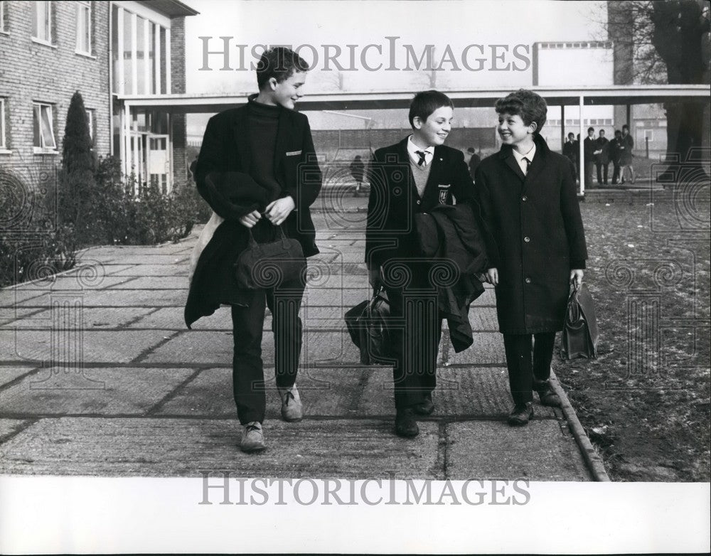 Press Photo Robert Racing Driver Leaves Blackwall Secondary Modern School - Historic Images