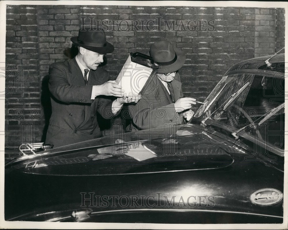 1954, Detective Check For Fingerprints Stolen Car Block Road Gold - Historic Images