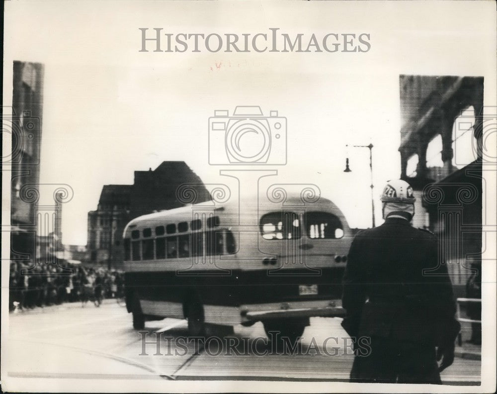 1962 Press Photo A West German Policeman Watches Russian Bus At Checkpoint - Historic Images
