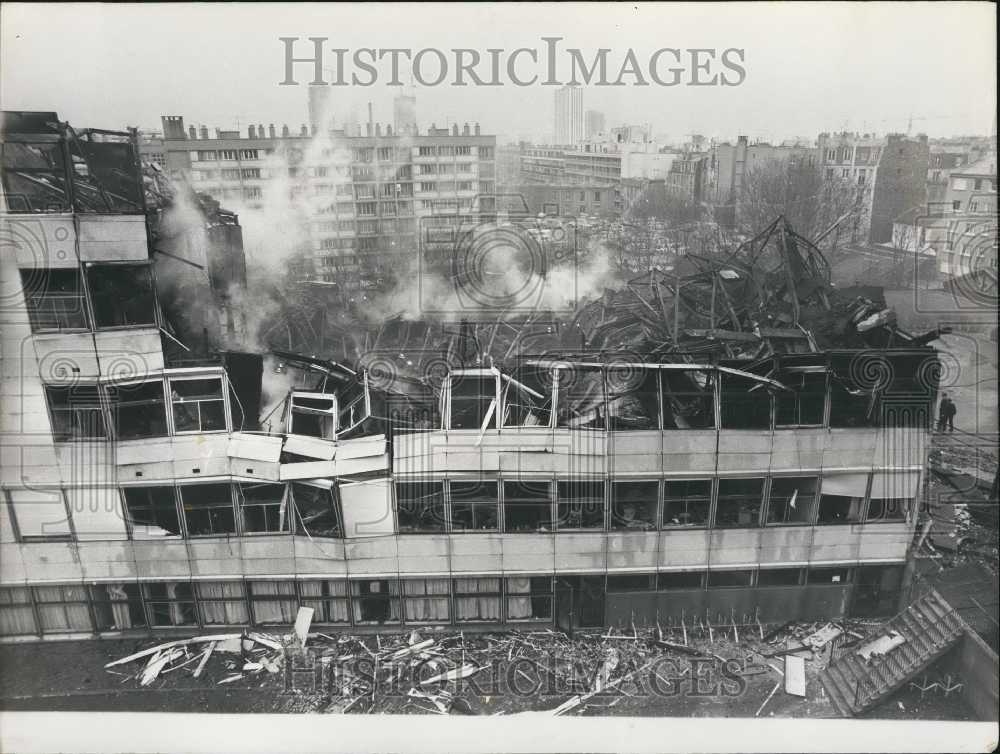 1973 Press Photo Parisian Middle School&#39;s Smoking Remains After Fire - Historic Images