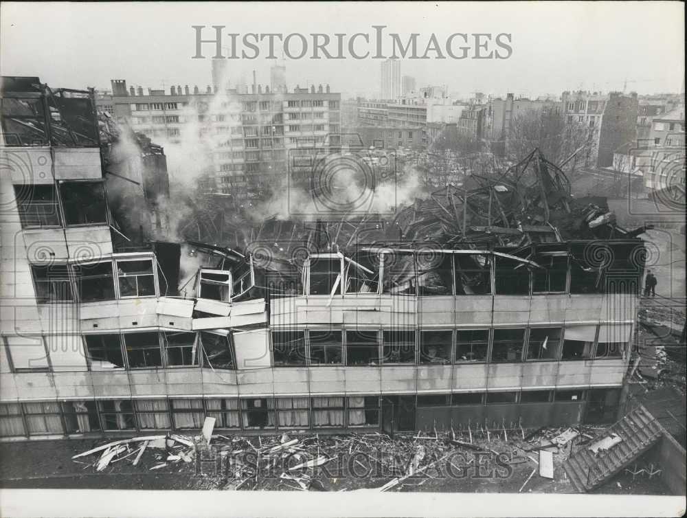 1973 Press Photo Parisian Middle School's Smoking Remains After Fire - Historic Images