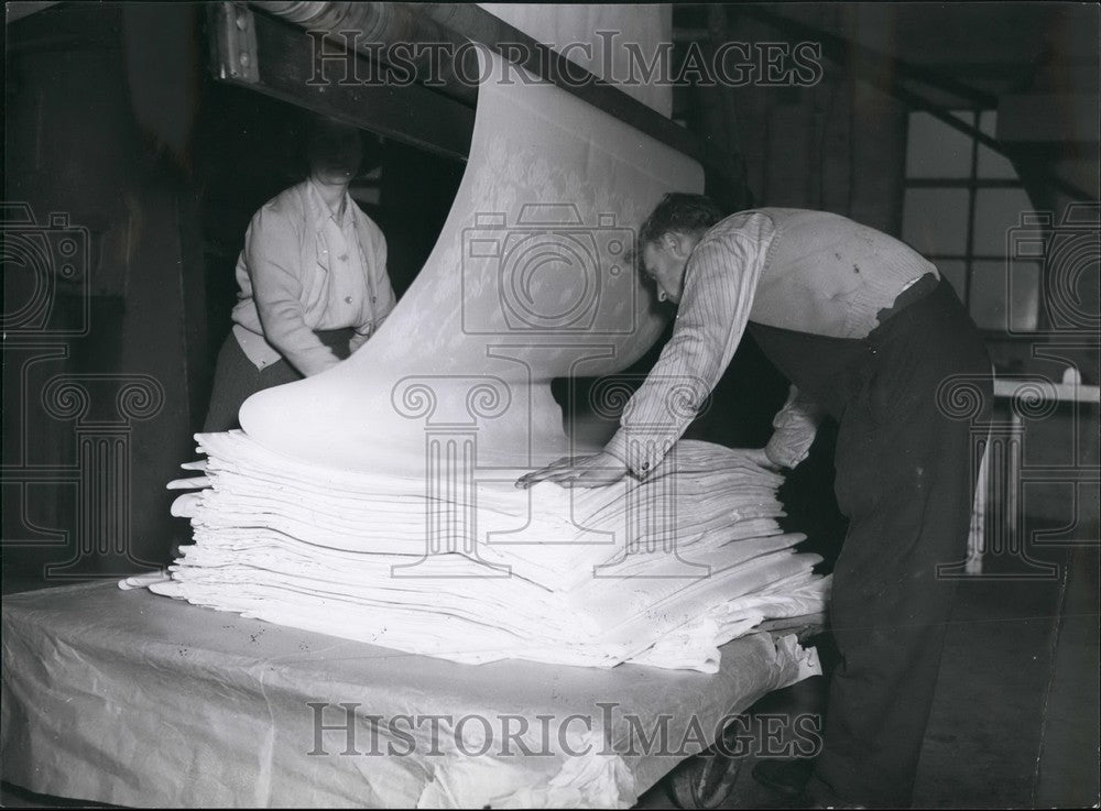 Press Photo Linen Damask Being Calendered By Paddy Topley And May McConkey-Historic Images