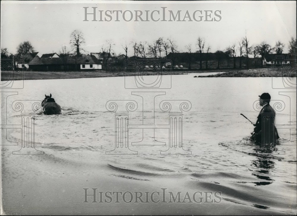 Press Photo Dr.Gerhard Roenie thrown from his horse into a nearby pond - Historic Images