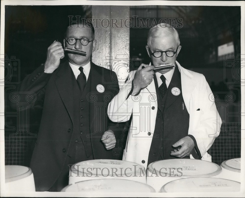 1954 Press Photo Mr. C.R. Griffiths and Mr. F.R. Moore Judging Cheshire Cheese - Historic Images