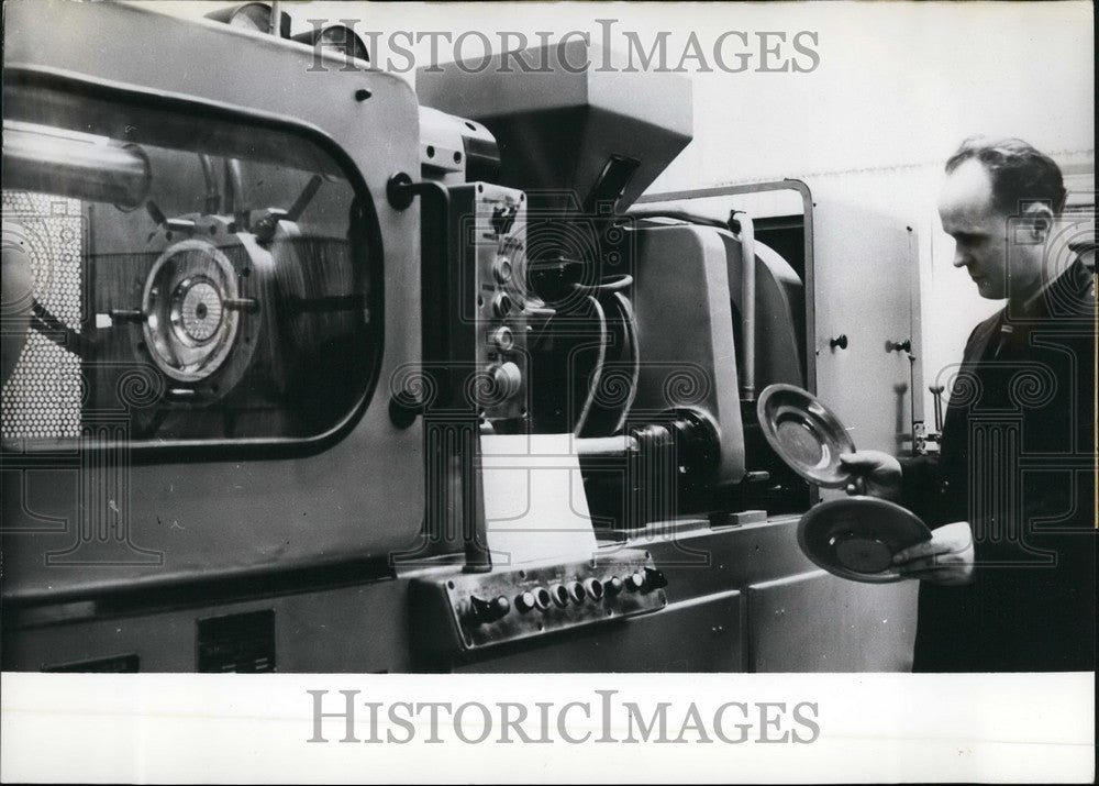 1963 Press Photo Leipzig Fair 1963: Technical Fair - Soviet Pavilion - Historic Images