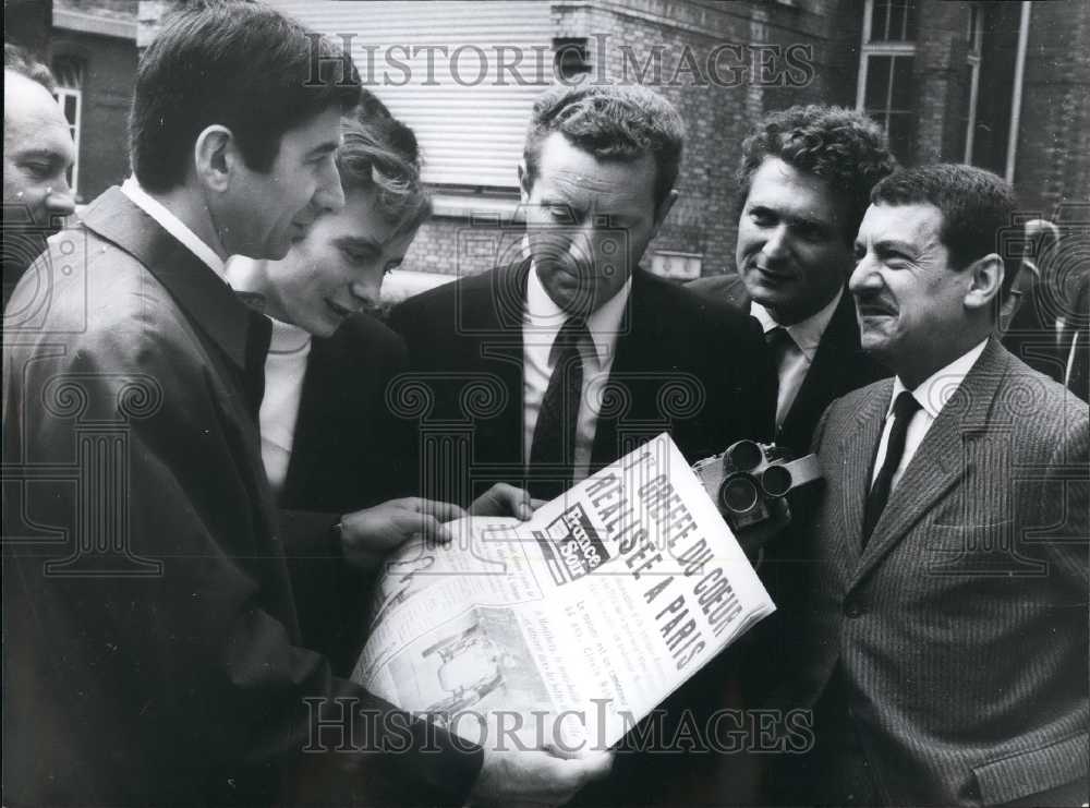 1968 Press Photo Men Reading About Heart Transplant in Paper "France-Soir" - Historic Images