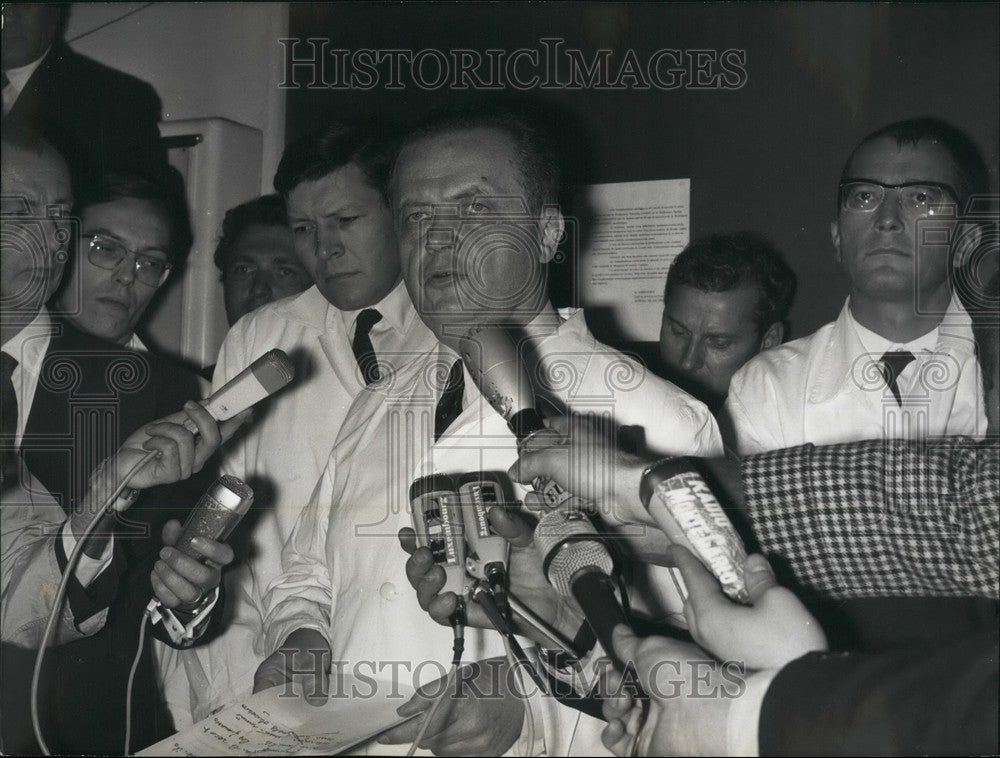 Press Photo French Doctors Perform 1st Heart Transplant - KSB45059 - Historic Images