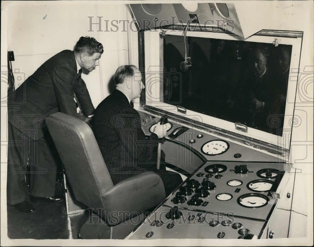 1955 Press Photo Mr. F.A. Seymour the Deputy Controller and Mr. R.G. Williams - Historic Images