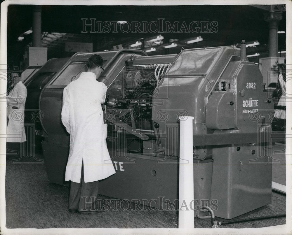 1952, German Schutts Fourpindle Automatic Cutting Machine - KSB45181 - Historic Images