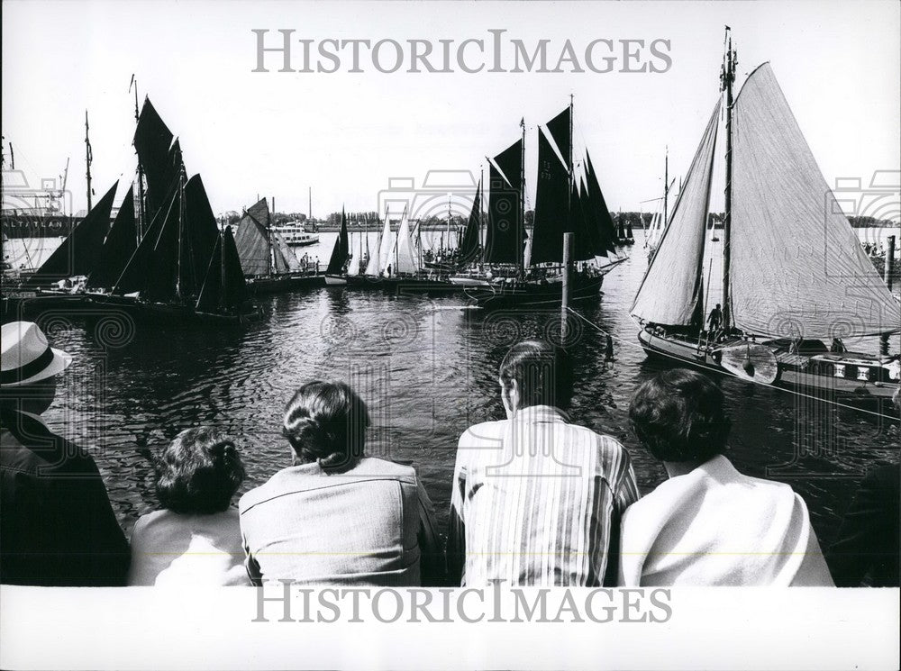 Press Photo Boats at "museum port" in Hamburg-Ovelgonne - Historic Images