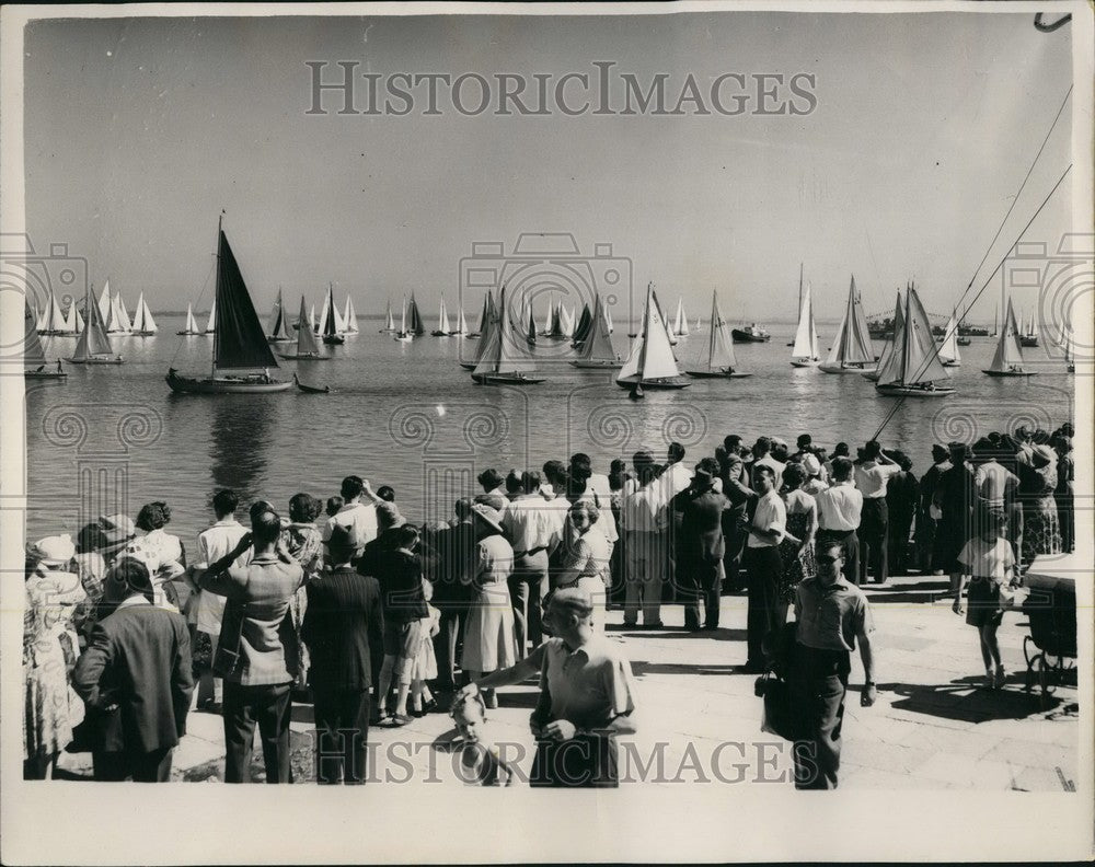 1953 Crowds Watching The Yachts at Cowes Regatta - Historic Images