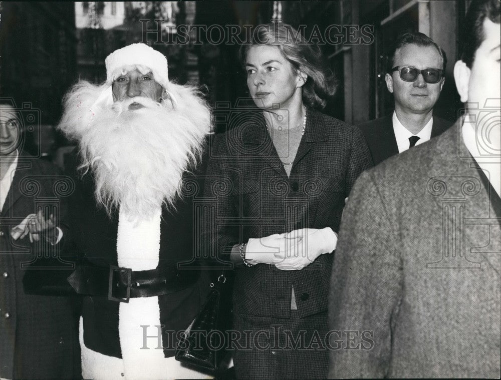 1963 Press Photo Ingrid Bergman and Santa Clause - KSB45629-Historic Images