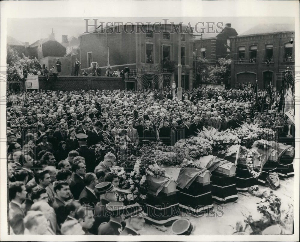 1956 Press Photo Bishop Tournai Conducts Funeral Belgian Mine Disaster Victims` - Historic Images