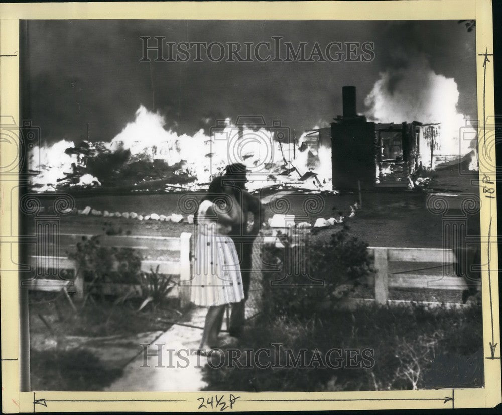 1967 Couple Watching Home Go Up In Flames Hobart Suburb Sydney - Historic Images