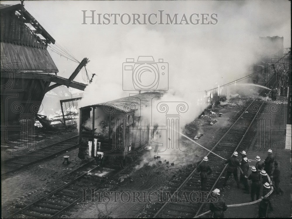 1960 Press Photo Fire Destroys Railway Warehouse in Northern section of Paris-Historic Images