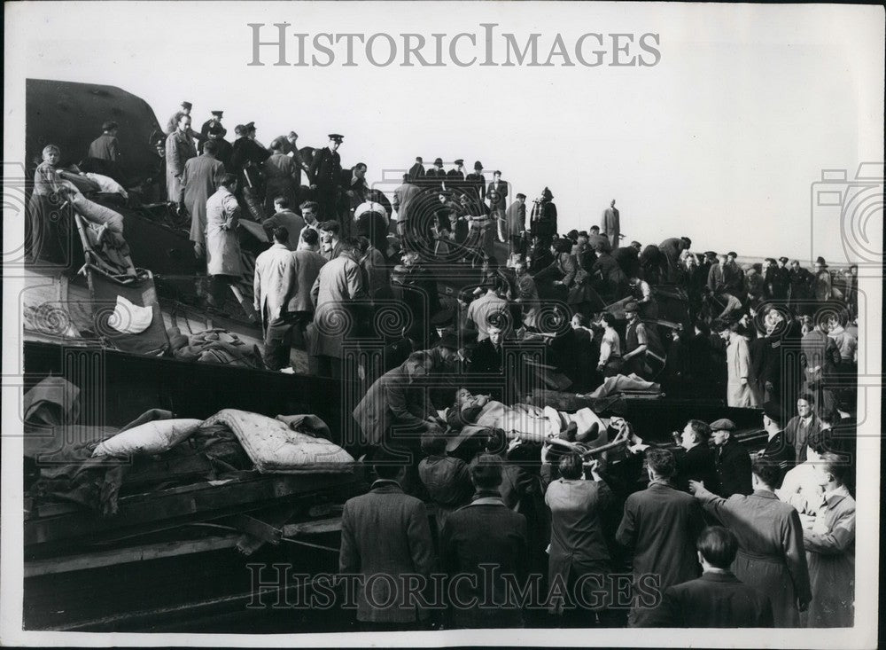 Press Photo People Surround Wreckage Triple Train Crash London Harrow Station-Historic Images