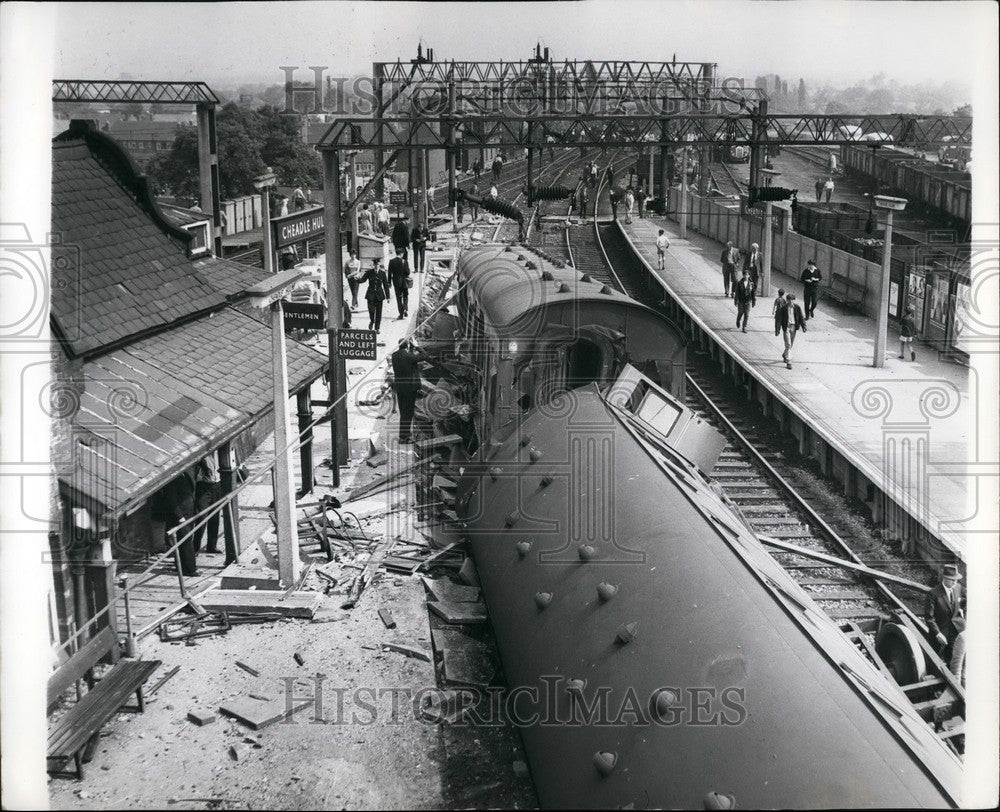 1964 Press Photo Train Wreckage Chedle Hulme Station Cheshire Crash - KSB45829-Historic Images