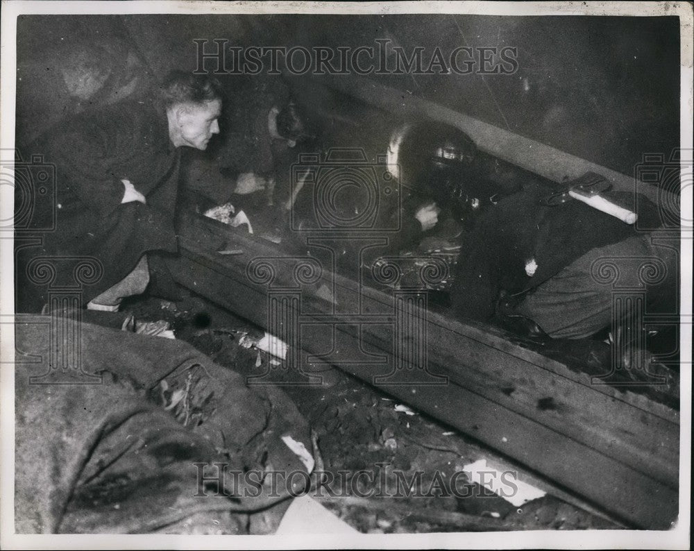 1957 Press Photo Lewisham Rail Disaster Man Inspecting Wreckage London - Historic Images