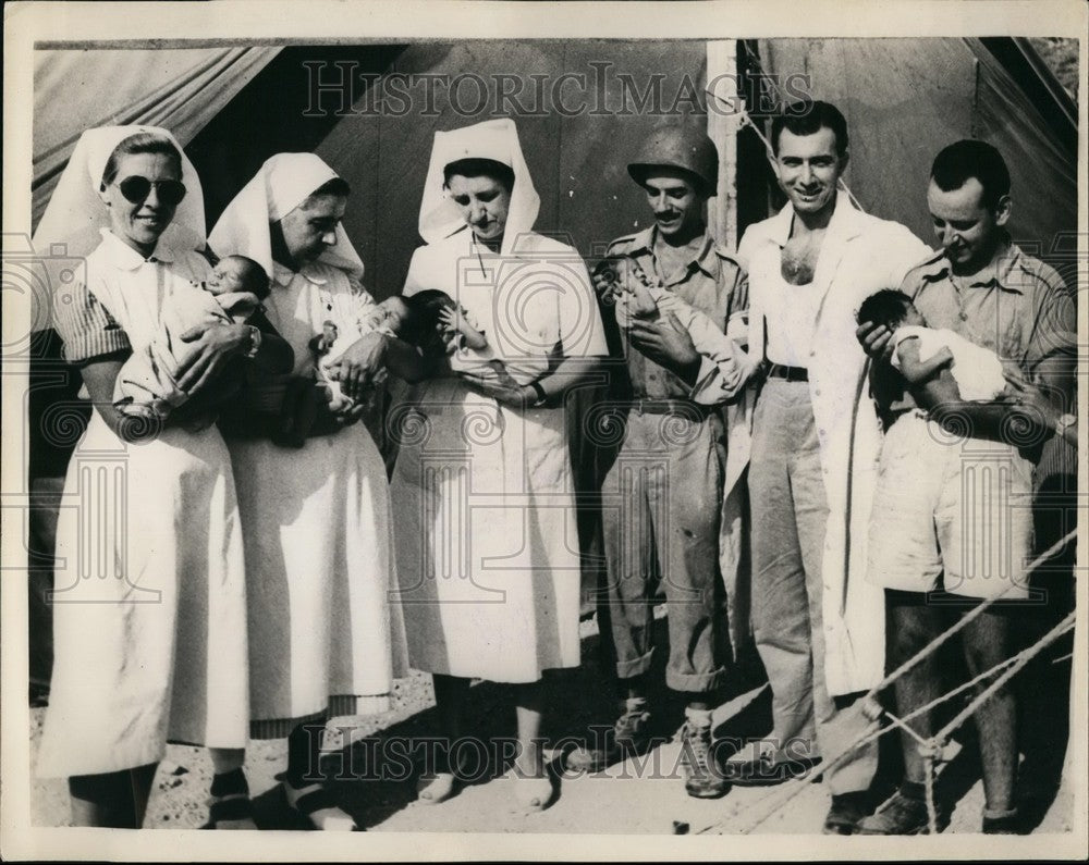 1953, Medical Personnel Holding Earthquake Babies Cephalonia - Historic Images