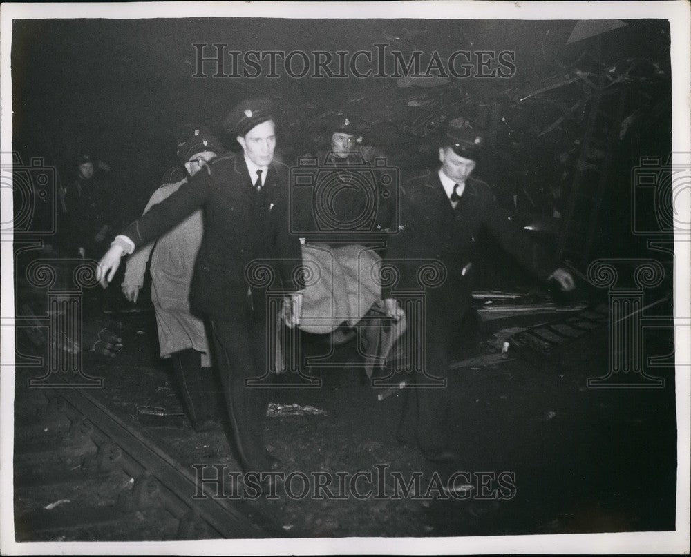 1957 Press Photo Lewisham Rail Disaster Police Carrying Body From Wreckage - Historic Images