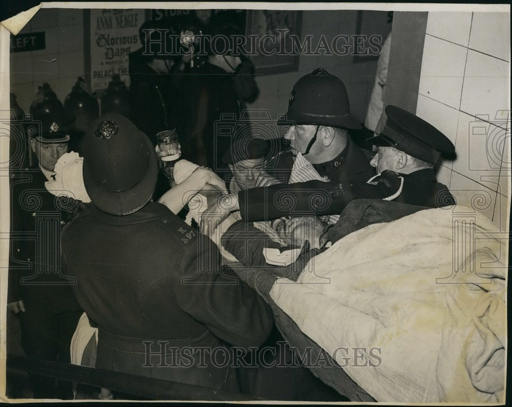 1953 Press Photo Police Carrying Body Central Line Tube Disaster London-Historic Images