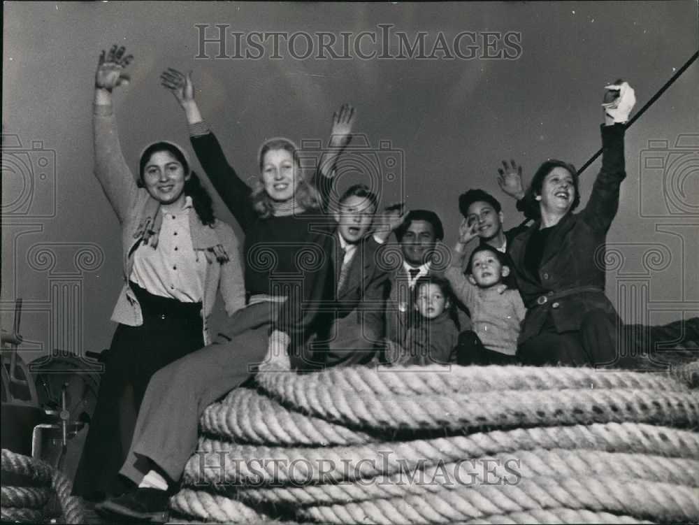 1953 Press Photo 40 Illegal Israelis on board the &quot;Charles Terrier&quot; in Hamburg.-Historic Images