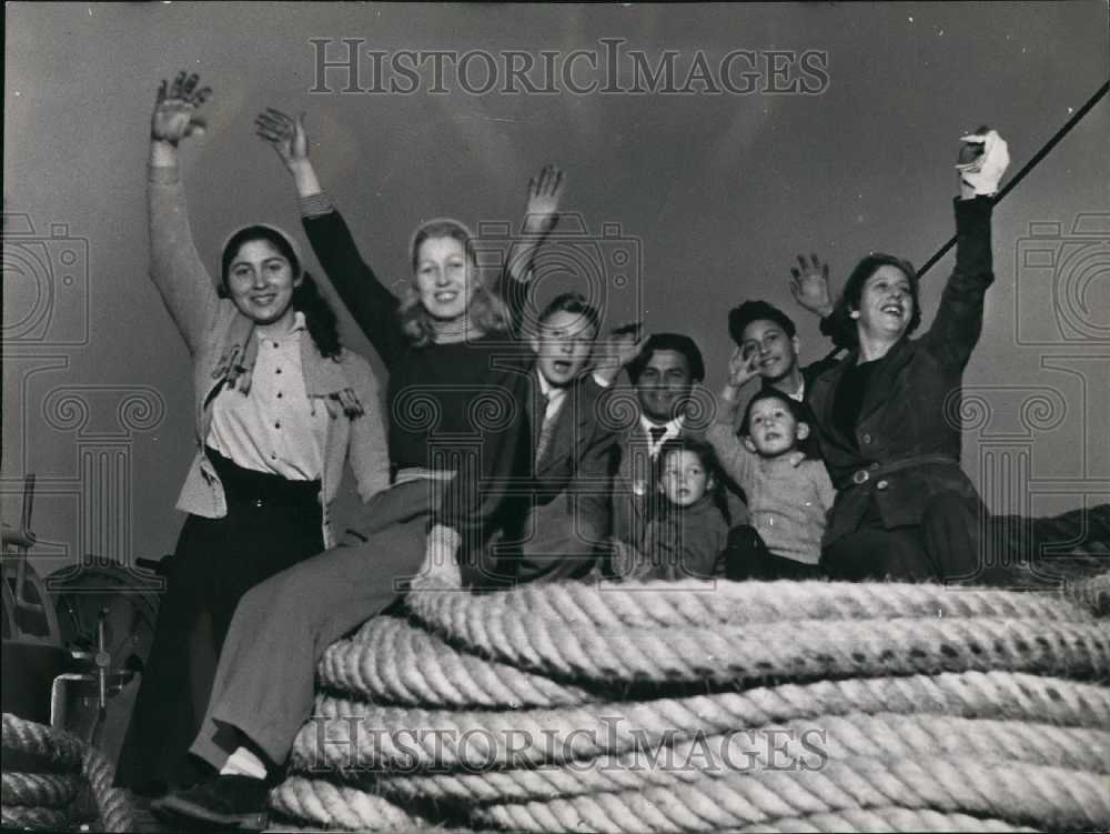 1953 Press Photo 40 Illegal Israelis on board the "Charles Terrier" in Hamburg.-Historic Images