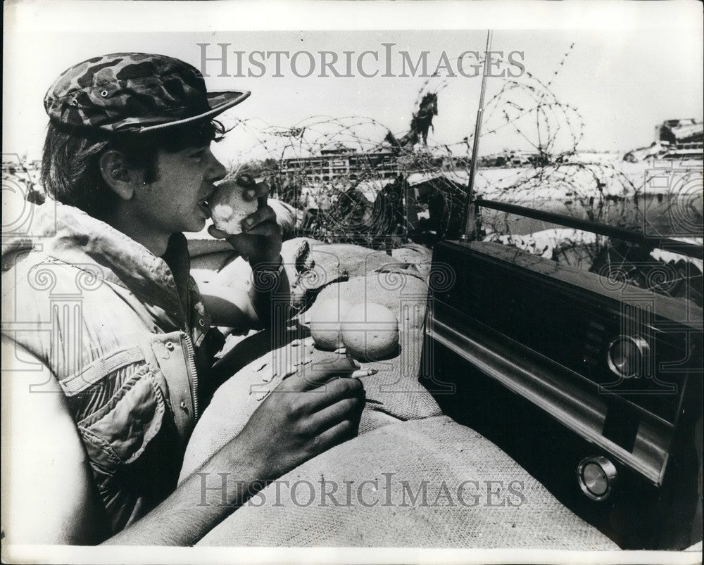 1970, Israeli Soldier Eats Smokes Ceasefire Suez Canal Bar-Lev Line - Historic Images