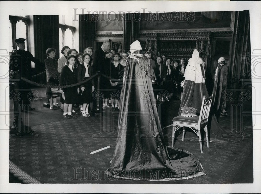 1953 Robes Insignia Exhibition Schoolchildren Visiting Doncaster - Historic Images