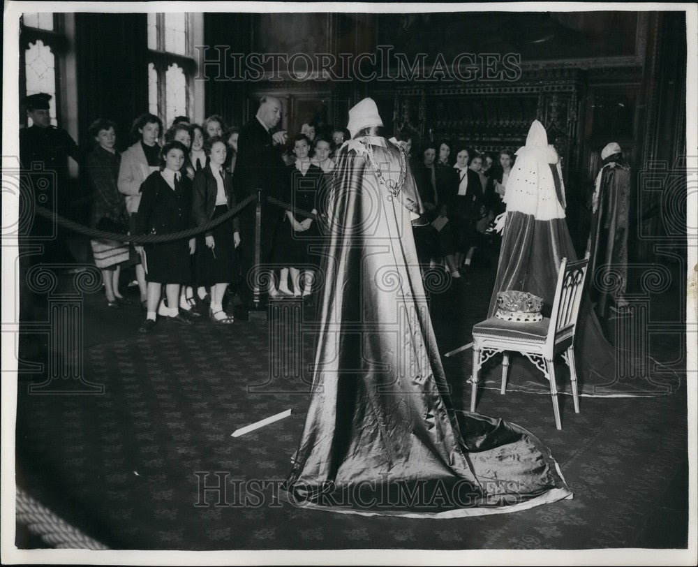 1953 Press Photo Schoolchildren At Robes And Insignia Exhibition House Of Lords-Historic Images