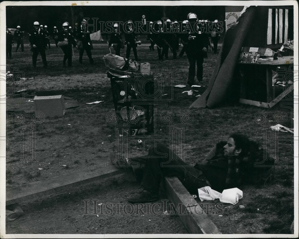Press Photo Protestor being arrested at camp site - Historic Images