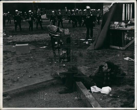 Press Photo Protestor being arrested at camp site - Historic Images