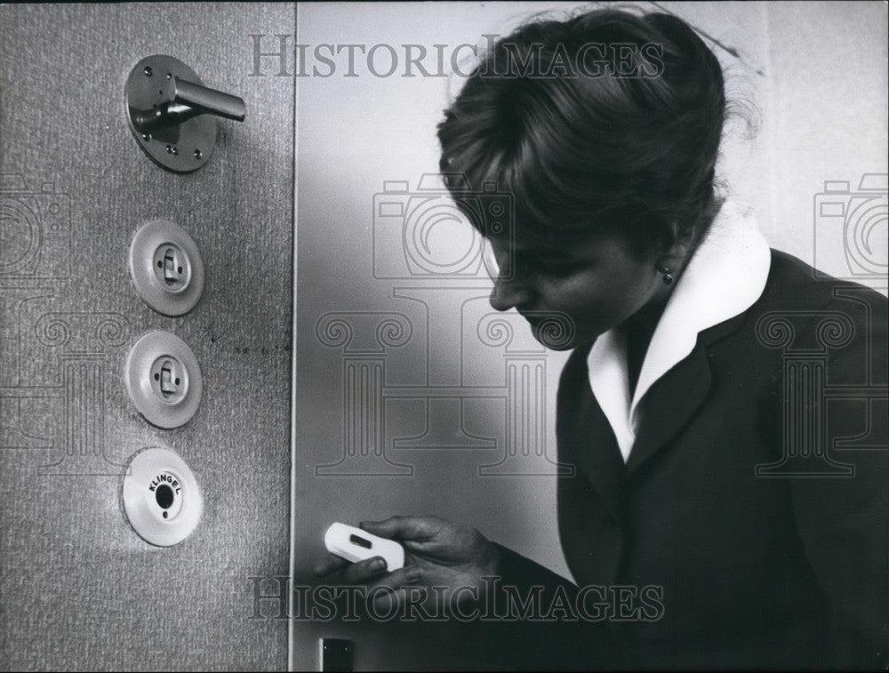 1957 Press Photo Small Flashlight Shown Hanover-Exhibition AEG-Booth - KSB46215-Historic Images