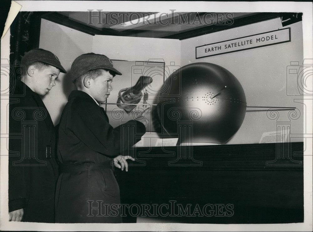 1957 Douglas Colin Shand Look Model United States Earth Satellite - Historic Images