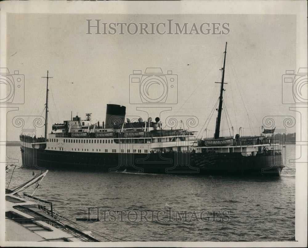 1953 British Railways Steamer Duke York leaving Harwich - Historic Images