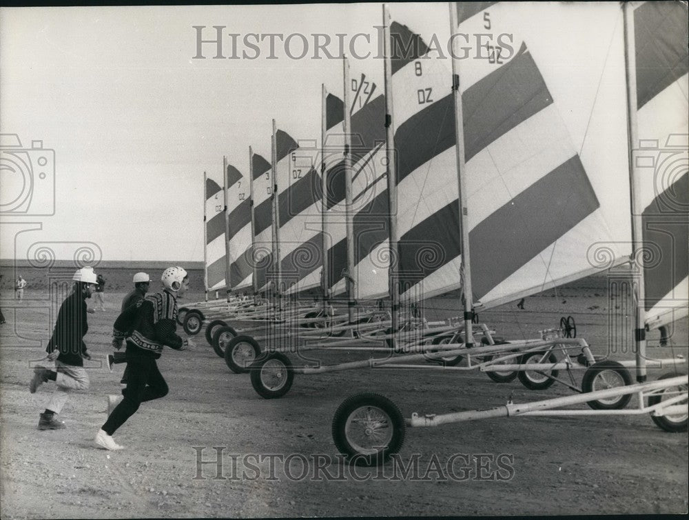 1969 start race desert cruise sand yachting Sahara windsail - Historic Images