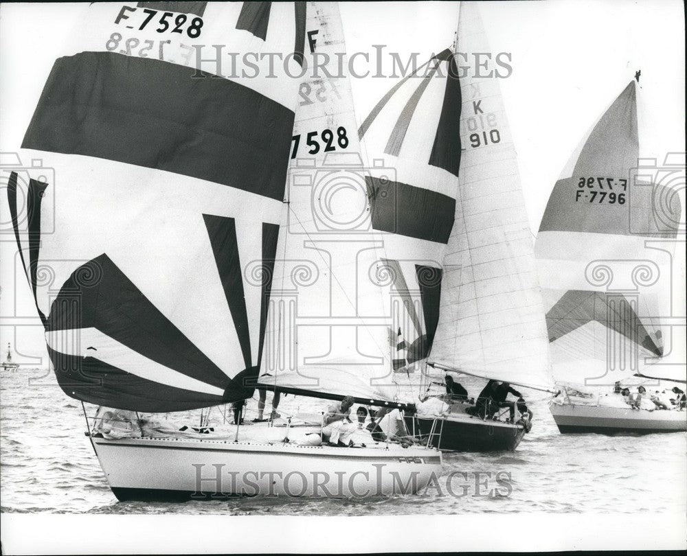 1980 Press Photo Large Boats With Spinnakers Channel Race Cowes - Historic Images