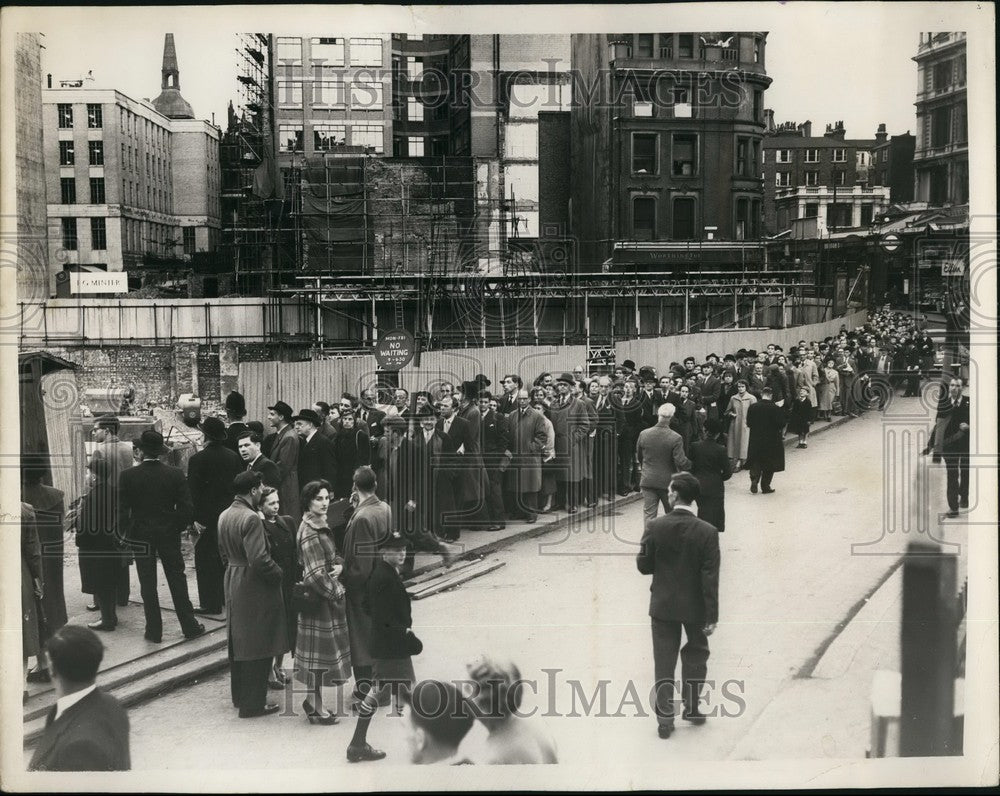 1954, visitors Roman temple Bomb Site - KSB46621 - Historic Images