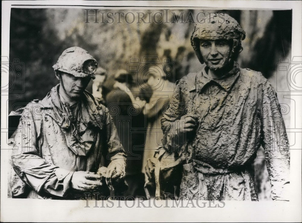 1959 Press Photo rescue workers Needham Sutton Buxton mud pothole victim dies - Historic Images
