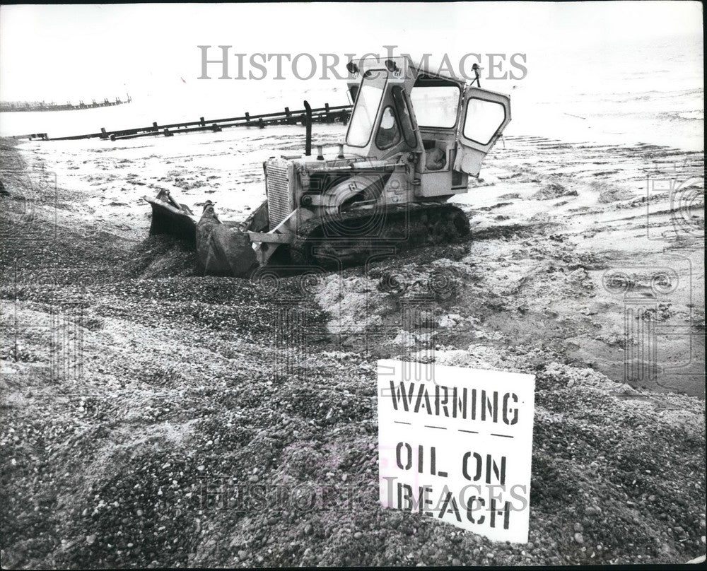1970 bulldozer beach Corton thick black oil spill comes ashore - Historic Images