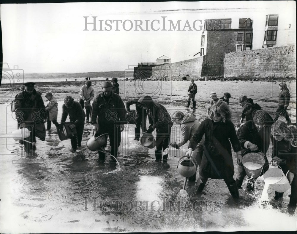 1967 oil threat to the South Coas - Historic Images