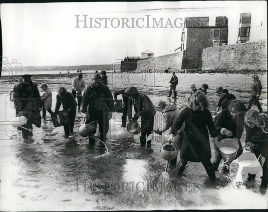 1967 oil threat to the South Coas - Historic Images