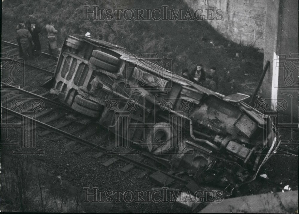 1954 Press Photo Bus Wreckage Toppled Railway Track Loisons-Sculens - KSB46727 - Historic Images