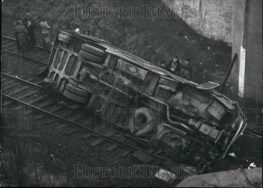 1954 Press Photo Bus Wreckage Toppled Railway Track Loisons-Sculens - KSB46727 - Historic Images
